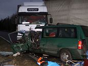 Tragická nehoda kamionu a dodávky mercedes na silnici R10 (21.11.2008) Tragická nehoda kamionu a dodávky mercedes na silnici R10 (21.11.2008)