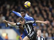 Chelsea - Newcastle: Michael Owen (dole) z Newcastle United a John Obi Mikel z Chelsea.