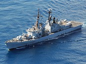 Vlen lod NATO chrn obchodn plavidla ped pirty v Adenskm zlivu. Na snmku je italsk torpdoborec Luigi Durand de la Penne.