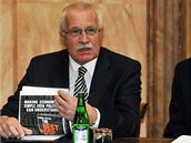 Prezident Vclav Klaus s tajemnkem Ladislavem Jaklem (25. listopadu 2008)