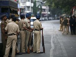 Indick policie zaujm pozice k toku na idovsk centrum v Bombaji, kter obsadili terorist (28. listopadu 2008)