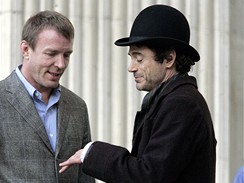 Z naten filmu Sherlock Holmes - Guy Ritchie a Robert Downey jr.