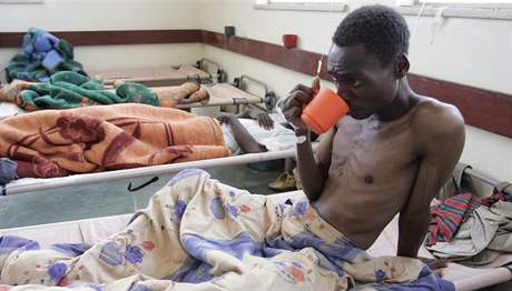 Zimbabwsk nemocnice se nemohou postarat o nakaen cholerou. Chyb jim lky, jdlo a penze pro zdravotnky.
