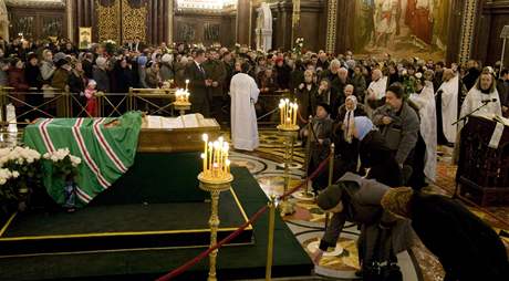 Rut vc se u od nedle lou v moskevskm chrmu Krista Spasitele s patriarchou Alexejem II., kter zemel v ptek. (7. prosinec 2008)