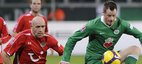 Jií tajner z Hannoveru (vlevo) se po trestu za vylouení vrátil do základní sestavy. V derby ve Wolfsburgu dal hned gól. Na snímku stíhá domácího Krzynoweka.