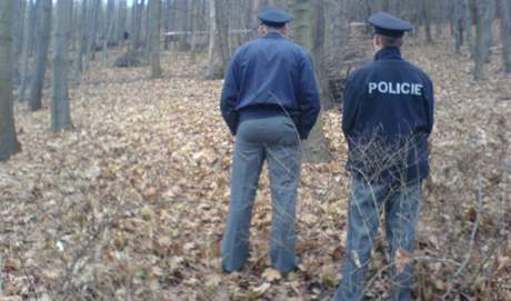 Policisté ohledávají místo nálezu tla. (2.12.2008)