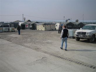 Uvnit vojensk zkladny jednotek ISAF.
