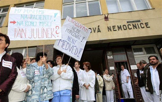 Demonstrace ped Úrazovou nemocnicí