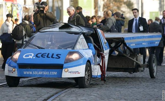 Solární automobil, v nm Louis Palmer objel svt v roce 2008.