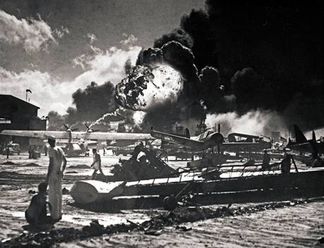 Útok japonského letectva na základnu amerického námonictva na Havaji, Pearl Harbor, zaal 7. prosince 1941 a u o den pozdji se Japonci vylodili na Filipínách, kde ila komunita echoslovák.