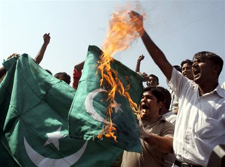 Indití studenti rozezlení teroristickými útoky v Bombaji pálí pákistánské vlajky (5. prosince 2008)