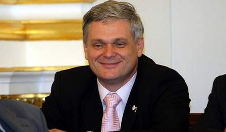 Akoli hlasoval s koalicí, Tlustý se od výsledné podoby reformy veejných financí distancoval.