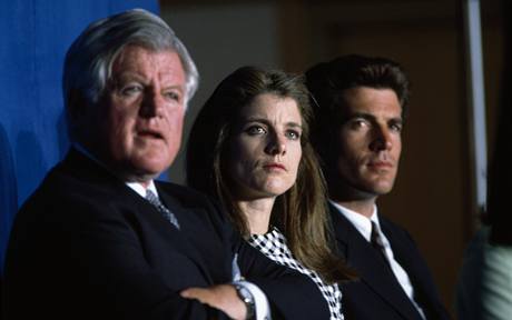 Caroline Kennedyová by se mohla stát senátorkou po Hillary Clintonové. Na snímku se svým strýcem senátorem Tedem Kennedym (vlevo) a Johnem Kennedym, jr.