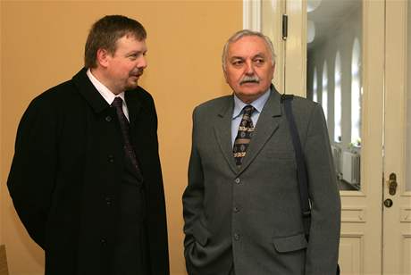 Odsouzený místostarosta Vsetína Jaromír Kudlík (vpravo) na chodb soudu