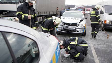 Nabouraná octavie na Barrandovském most. Dopravní komplikace kvli nehodám na most i v okolí nejsou vzácností, dnes podle policist váné nebyly.