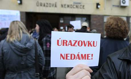 Demonstrace ped brnnskou Úrazovou nemocnicí