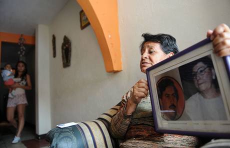 Jeden z dvod mtu jmnem don Pablo: Escobarv portrt dr v rukou Yolanda Cubo, obyvatelka tvrti o 500 domech, kterou pro chud nechal v Medellnu postavit prv narkobaron. 
