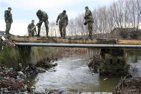etí vojáci opravují most v kosovském Komorane.