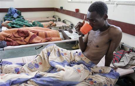 Zimbabwsk nemocnice se nemohou postarat o nakaen cholerou. Chyb jim lky, jdlo a penze pro zdravotnky.