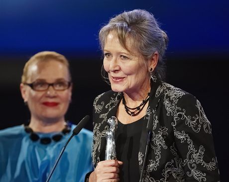 Helena Tetíková pevzala cenu Evropské filmové akademie za asosbrný dokument René.