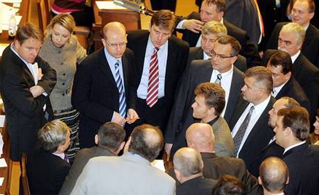Poslanci si vyádali od éfa diplomacie Karla Schwarzenberga informaci o jednání o budoucím statutu Kosova.