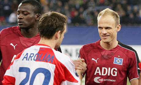 David Jarolm (vpravo) se v utkn Pohru UEFA mezi Hamburkem a Slavi zdrav s bratrem Lukem.