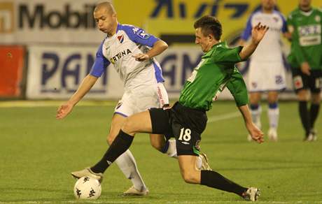 Václav Svrko (vlevo) jet v dresu Baníku Ostrava.