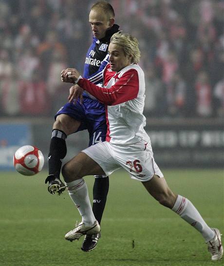 Jaroslav erný bojuje v Poháru UEFA s Davidem Jarolímem z Hamburku