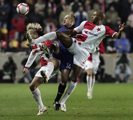 Mickael Tavares v dresu Slavie (vpravo) proti Hamburku. Od te se stal spoluhráem Davida Jarolíma (uprosted).