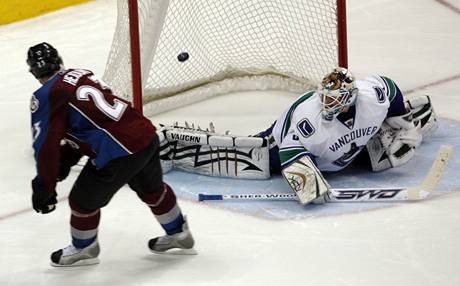 Colorado - Vancouver: Hejduk stílí gól