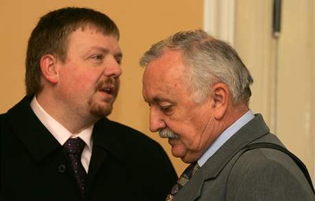 Okresn soud v Olomouci dnes odsoudil vsetnskho mstostarostu Jaroslava Kudlka (vpravo) k ronmu trestu s podmnnm odkladem pldruhho roku za kiv svdectv v korupn kauze vicepremira Jiho unka. (1.12.2008)