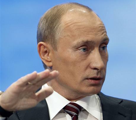 Vladimir Putin odpovídá v moskevském studiu na tisíce dotaz od divák.