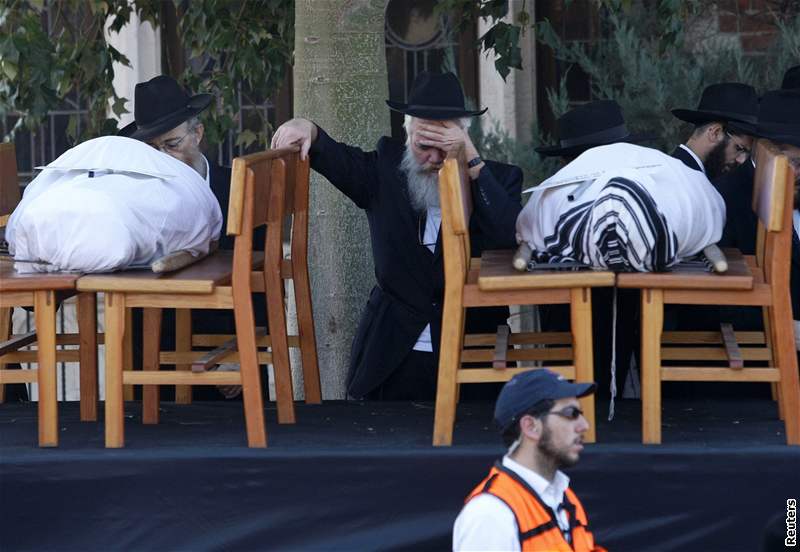 Poheb rabího Gavriela Holtzberga a jeho eny Rivky v Tel Avivu. (2. prosinec 2008) 