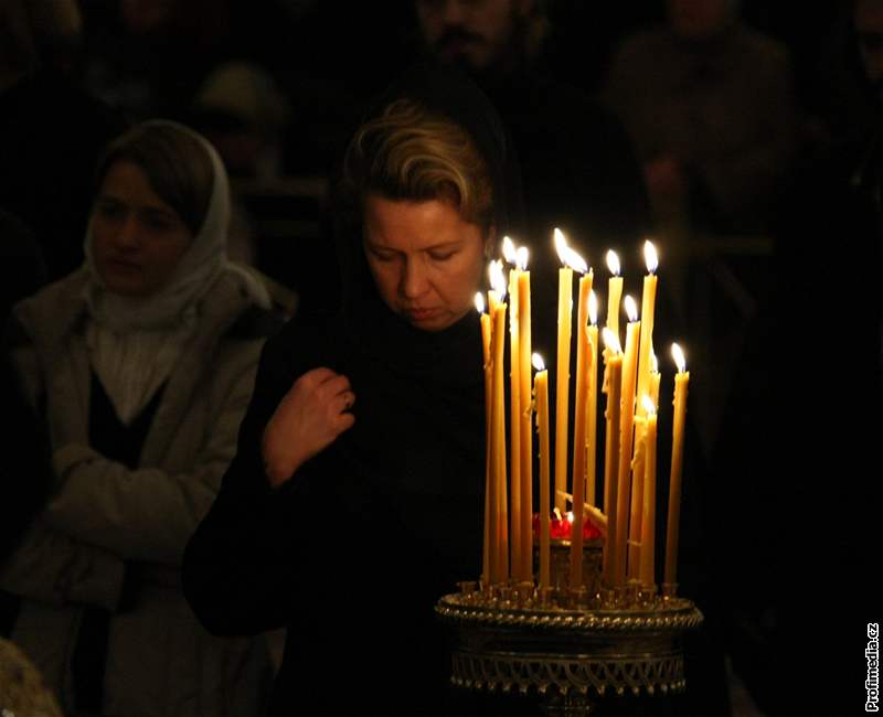 Rutí vící se u od nedle louí v moskevském chrámu Krista Spasitele s patriarchou Alexejem II., který zemel v pátek. (8. prosinec 2008)