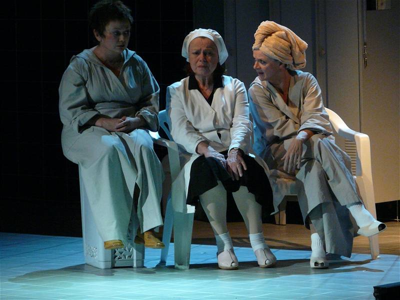 Z inscenace Mikve (Jana Bouková, Iva Janurová a Tajana Medvecká)