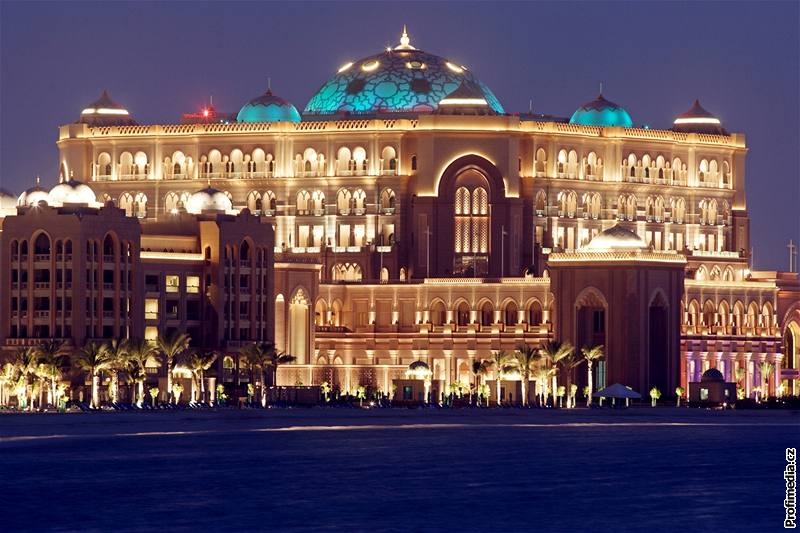 Luxusní hotel Emirates Palace v Abú Dhabi ve Spojených arabských emirátech