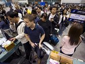 Uvázlí turisté v Bangkoku stojí v ad, aby se dostali na vojenské letit Utapao, odkud mohou odlett z Thajska. (1. prosinec 2008)