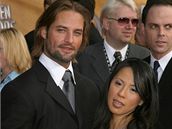 Josh Holloway a jeho žena Yessica Kumalová Josh Holloway a jeho žena Yessica Kumalová