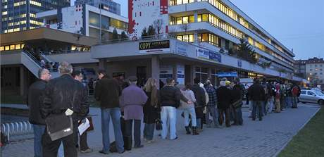 Fronta na Kounicov ulici v Brn ped registrem automobil