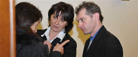 Radek Coufal s advoktkou Naddou Kratochvlovou - zdy je psycholoka Kloknku Alice Studnikov