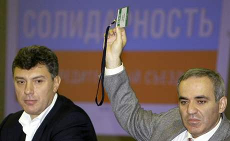 Garri Kasparov (vpravo) a Boris Nmcov