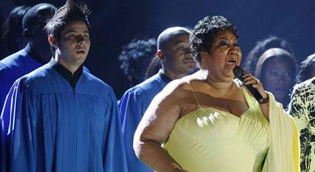 Aretha Franklinová zpívá na cenách Grammy v únoru 2008