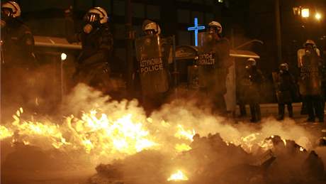 Ulice Athén hoí, situaci se snaí kontrolovat policie