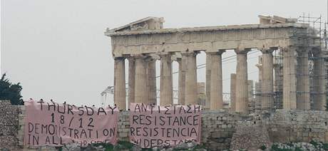 Studenti rozvinuli na aténské Akropoli obí transparent.