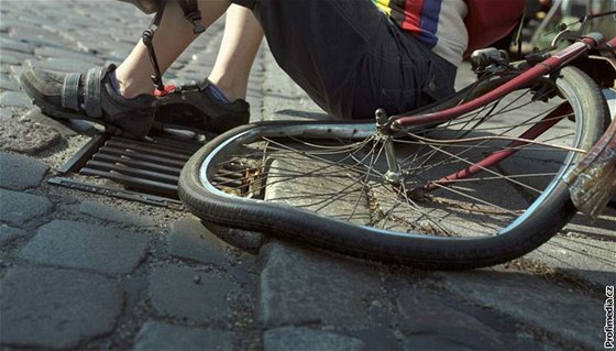 Vtina okradených cyklist se po útoku ocitla na zemi. Ilustraní foto