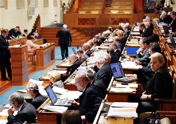 K hladkému schválení smují novely o prodlouení lhty pro povolování demonstrací ze tí kalendáních na ti pracovní dny nebo pravidla sítání lidu, byt a dom v pespítím roce.