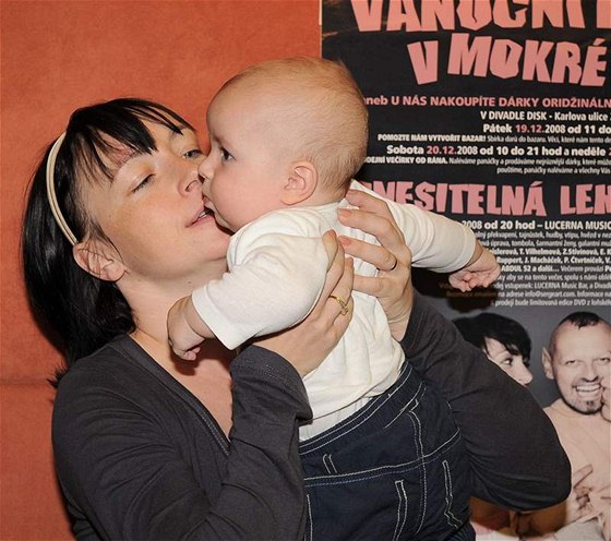 Tatiana Vilhelmová se synem. V chystaném seriálu TV Prima z kliniky asistované reprodukce by jí mla patit jedna z hlavních rolí.