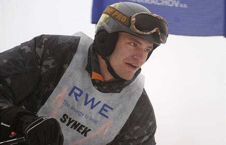 Ondej Synek, tentokrát na sjezdovkách, se v Harrachov zúastnil MR sportovních noviná v obím slalomu