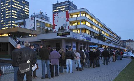 Fronta v Kounicov ulici v Brn ped registrem automobil