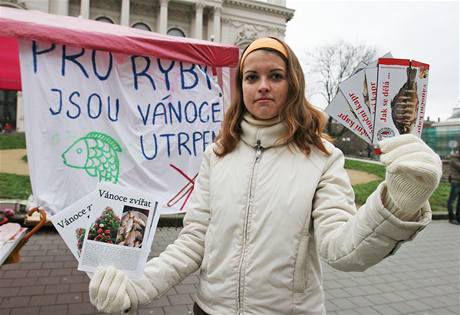 Nesehnutí protestují proti utrpení vánoních kapr